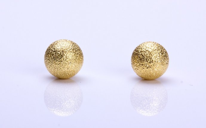 Simple Gold Earrings Pic