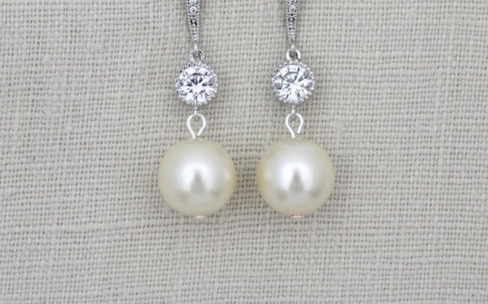 Simple Pearl earrings